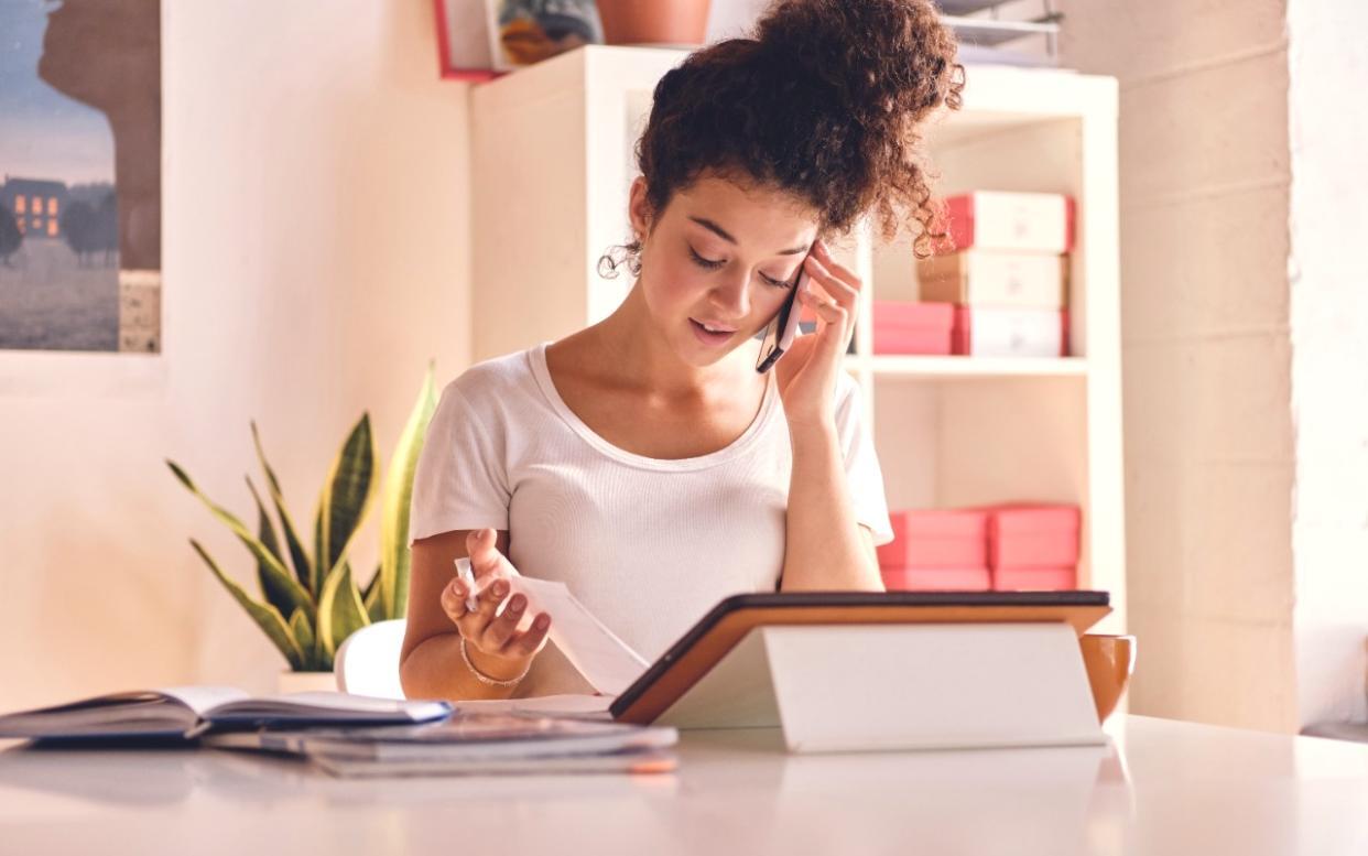 Person die am Schreibtisch sitzt und konzentriert an persönlicher Entwicklung arbeitet