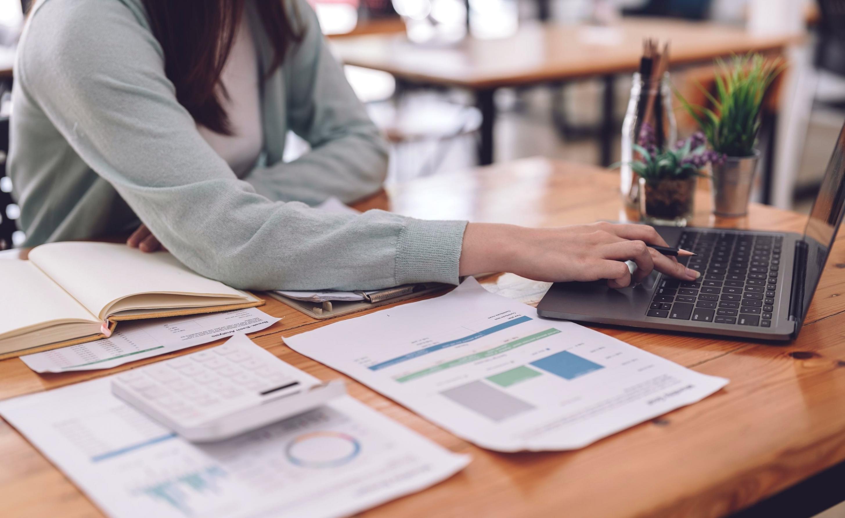 Person sitzt nachdenklich am Fenster und reflektiert über innere Entwicklung