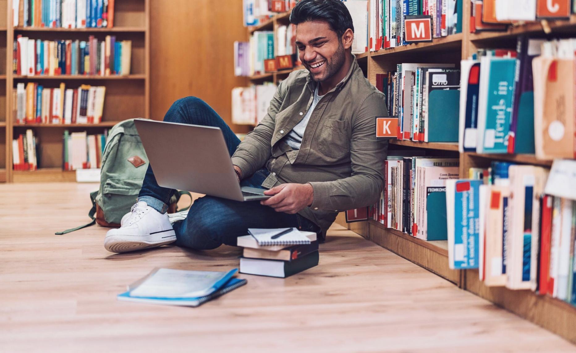 Person arbeitet konzentriert mit Lernmaterialien an einem ruhigen Arbeitsplatz