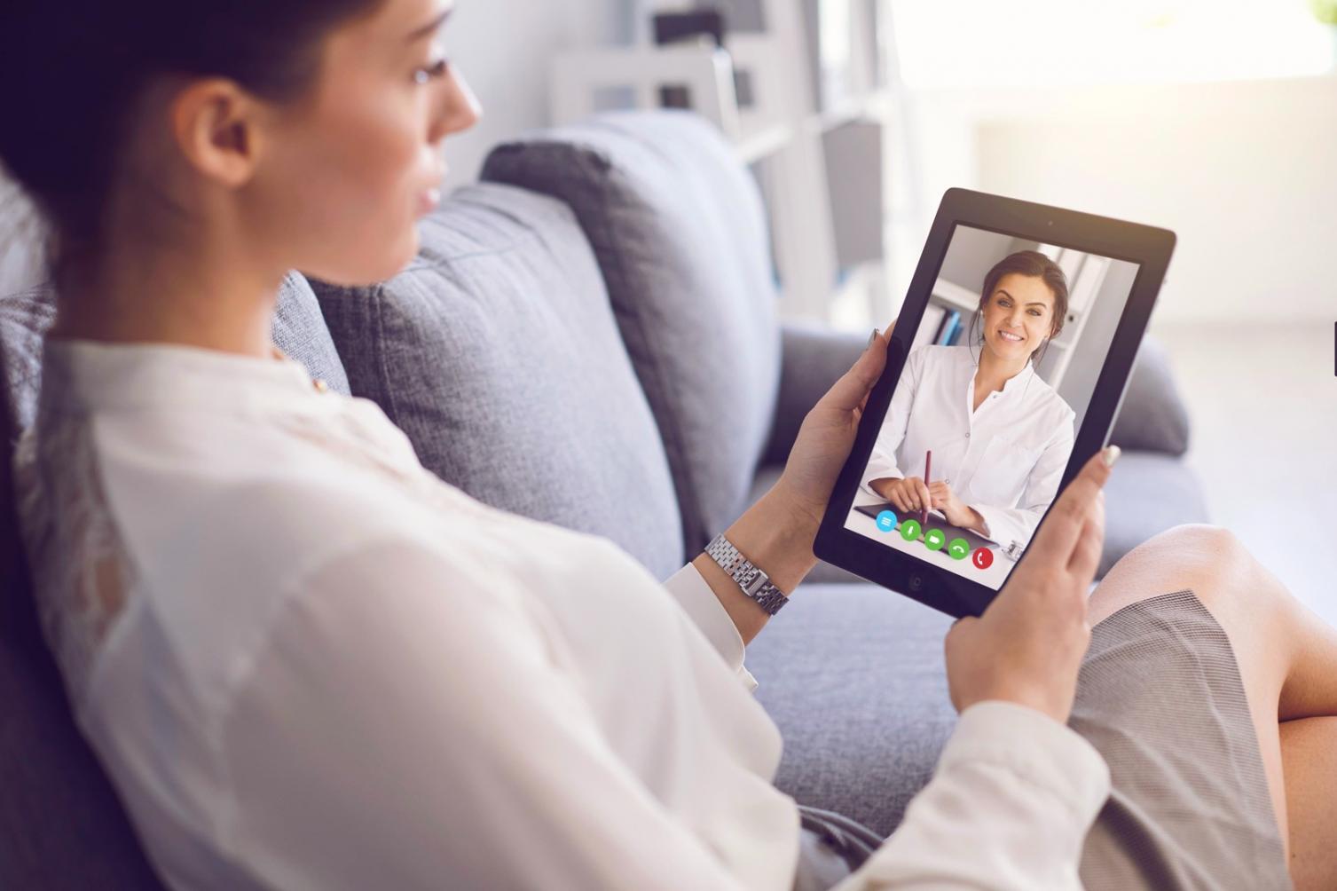 Gruppe von Lernenden beim gemeinsamen Austausch und Diskussion von Lerninhalten