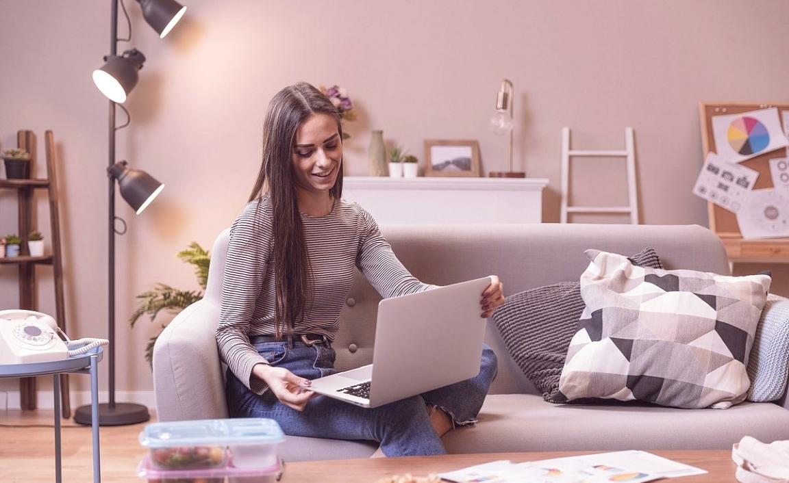 Person beim konzentrierten Lernen in ruhiger Umgebung